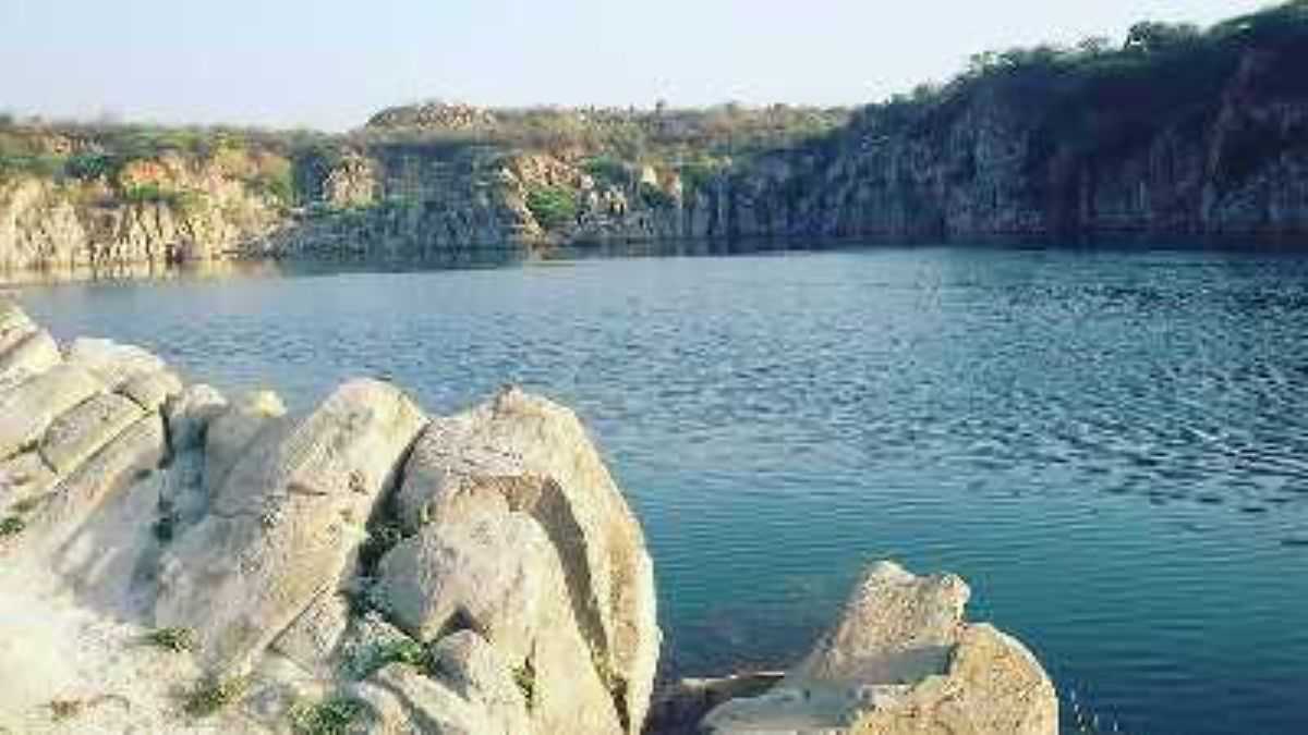Faridabad Tourist Places: इन 9 ऐतिहासिक जगहों को देखे बिना मत लौटिए – हर जगह में छुपा है अनोखा इतिहास! 7 Faridabad Dhauj Lake