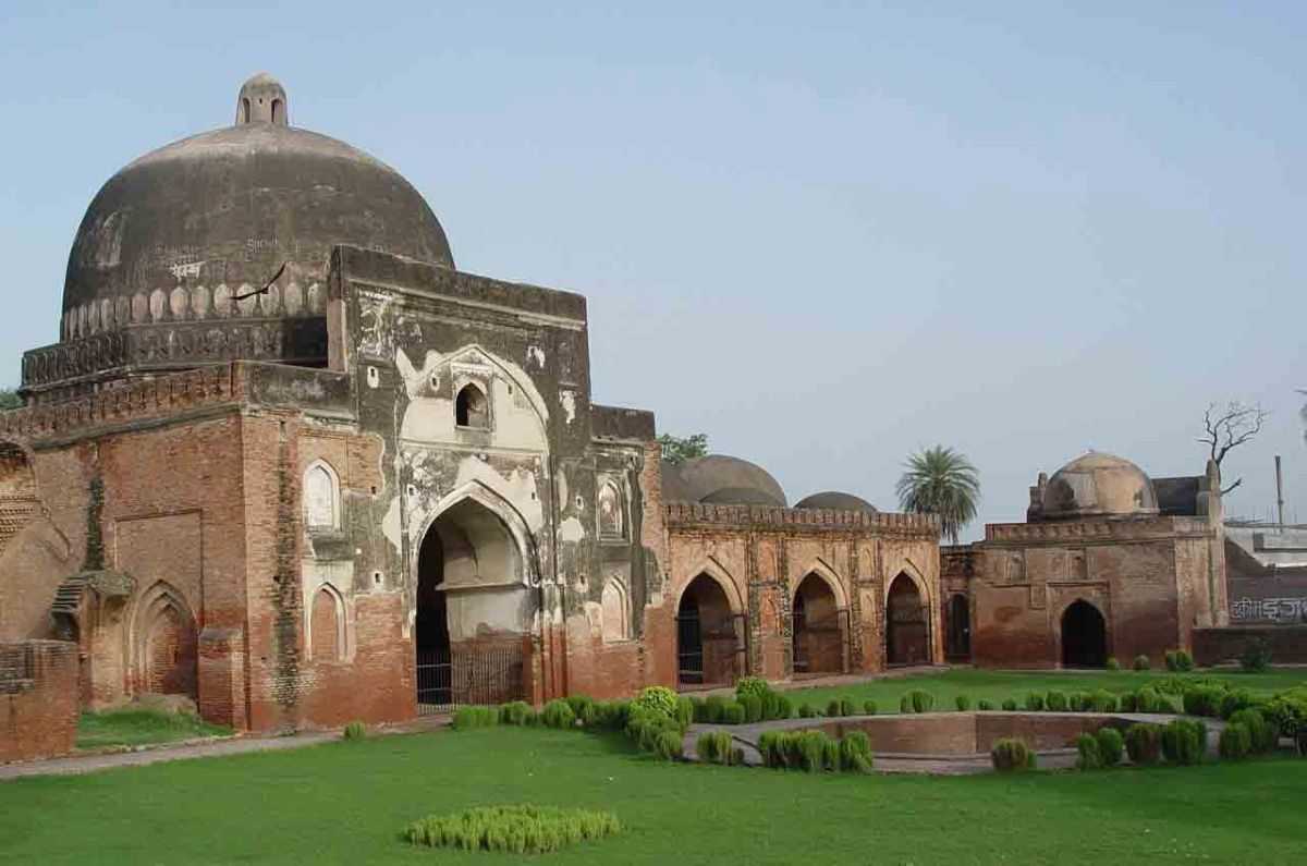 Faridabad Tourist Places: इन 9 ऐतिहासिक जगहों को देखे बिना मत लौटिए – हर जगह में छुपा है अनोखा इतिहास! 3 Faridabad baba farid tomb