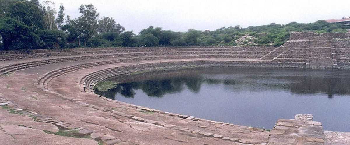 Faridabad Tourist Places: इन 9 ऐतिहासिक जगहों को देखे बिना मत लौटिए – हर जगह में छुपा है अनोखा इतिहास! 2 Faridabad Surajkund Lake