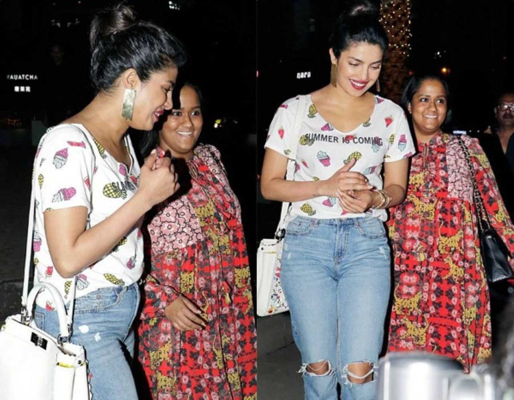Priyanka Chopra और Arpita Khan अपनी बेटियों Malti Marie और Ayat के साथ मुस्कुराते हुए