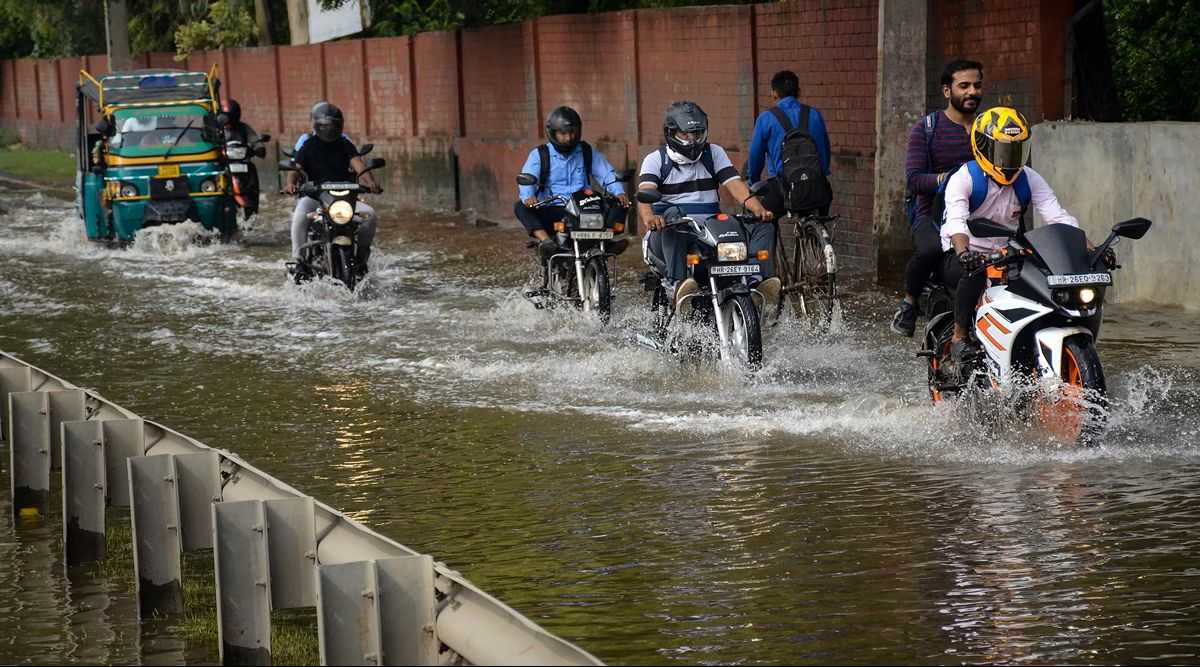 Faridabad Rain Update: गर्मी से राहत, लेकिन जलभराव और बिजली कटौती ने बढ़ाई मुसीबत 1 Faridabad rain update: Flooded streets after heavy downpour