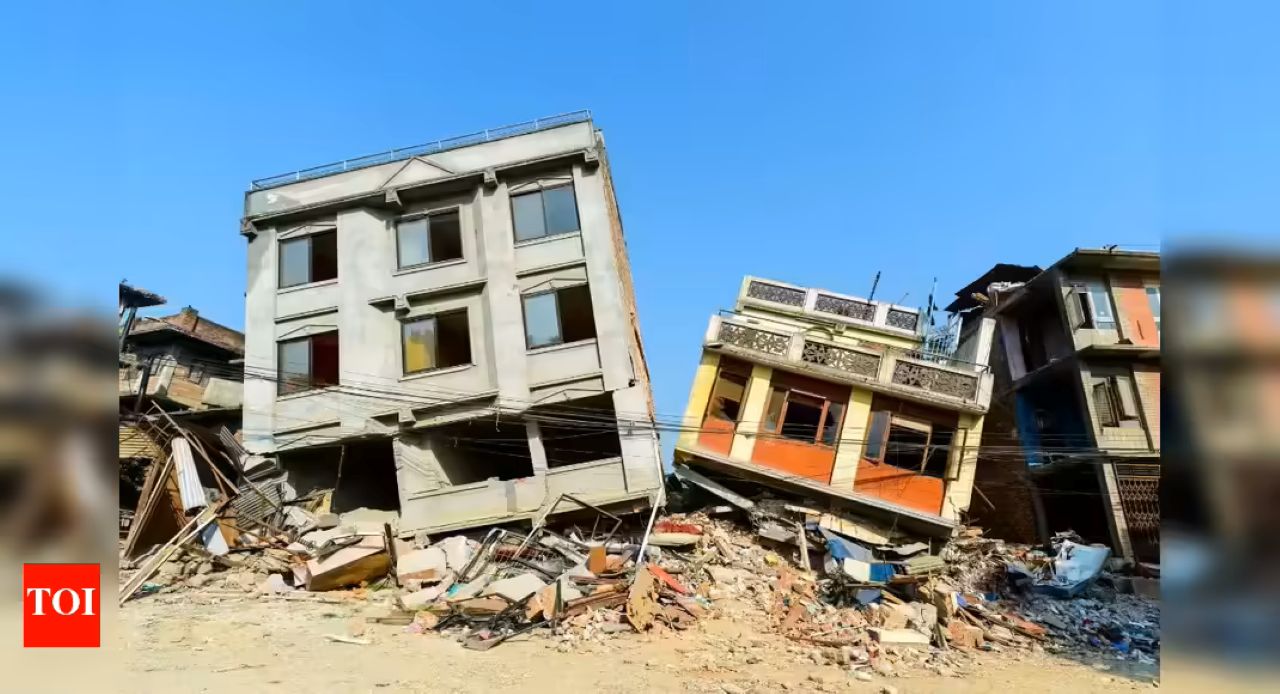 Earthquake in Delhi: दिल्ली-NCR में दोपहर में महसूस किए गए भूकंप के झटके 1 Earthquake in Delhi: दिल्ली NCR के Shocking Tremors और Survival Tips